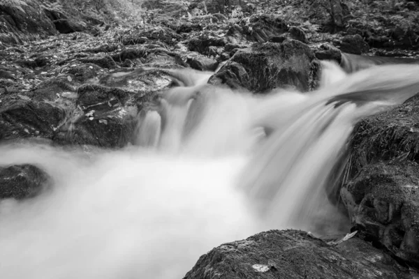 Lange Belichtung Eines Wasserfalls East Lyn Fluss Der Durch Die — Stockfoto
