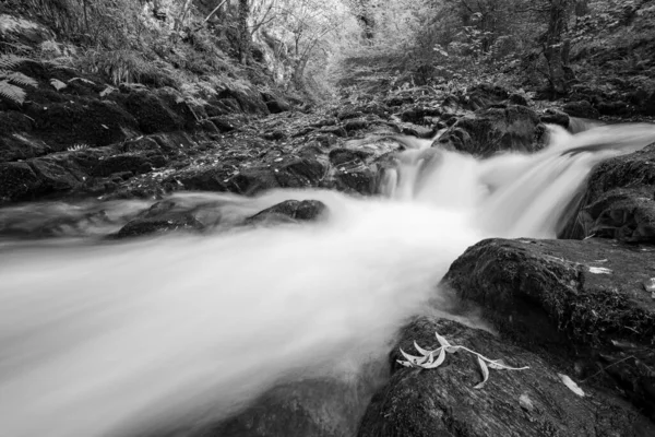 Lunga Esposizione Una Cascata Sul Fiume East Lyn Che Scorre — Foto Stock