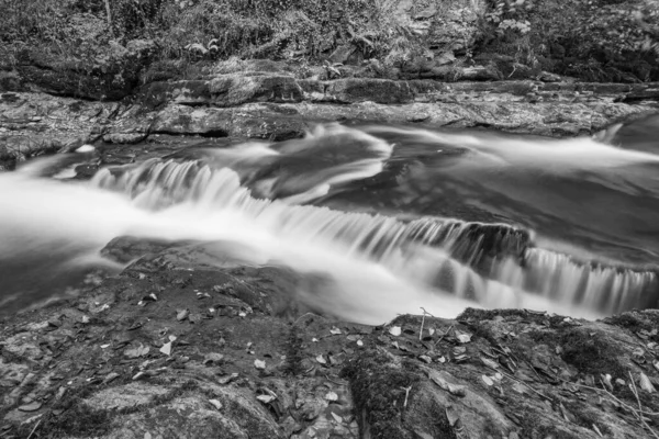 Długa Ekspozycja Wodospadu Rzece East Lyn Przepływającego Przez Lasy Watersmeet — Zdjęcie stockowe