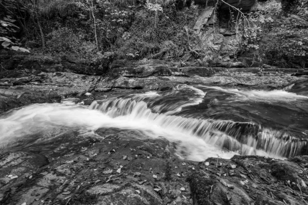 Długa Ekspozycja Wodospadu Rzece East Lyn Przepływającego Przez Lasy Watersmeet — Zdjęcie stockowe