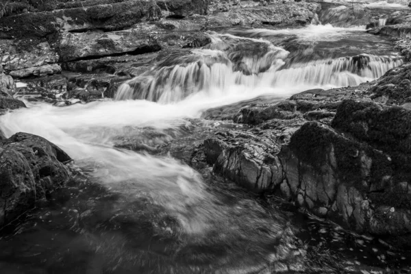 Longue Exposition Une Cascade Sur Rivière Lyn Est Qui Coule — Photo