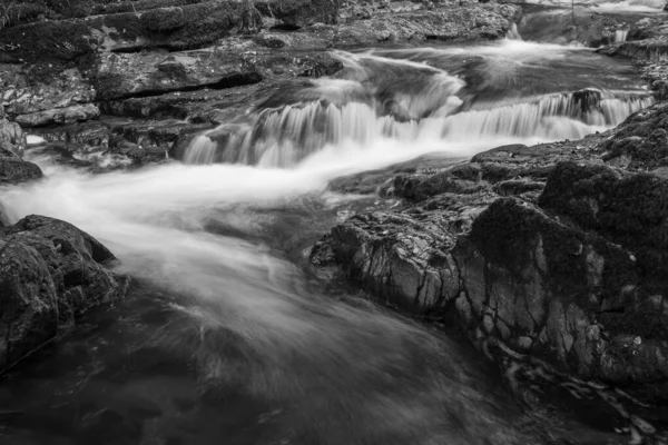 Długa Ekspozycja Wodospadu Rzece East Lyn Przepływającego Przez Lasy Watersmeet — Zdjęcie stockowe