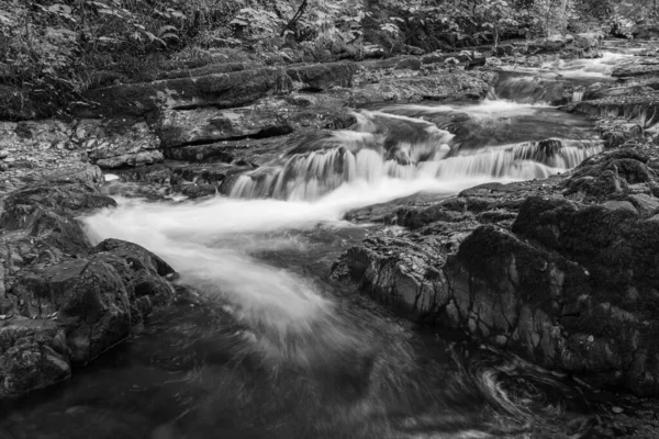 Długa Ekspozycja Wodospadu Rzece East Lyn Przepływającego Przez Lasy Watersmeet — Zdjęcie stockowe