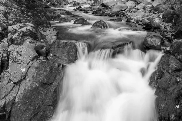 Długa Ekspozycja Wodospadu Rzece East Lyn Przepływającego Przez Lasy Watersmeet — Zdjęcie stockowe