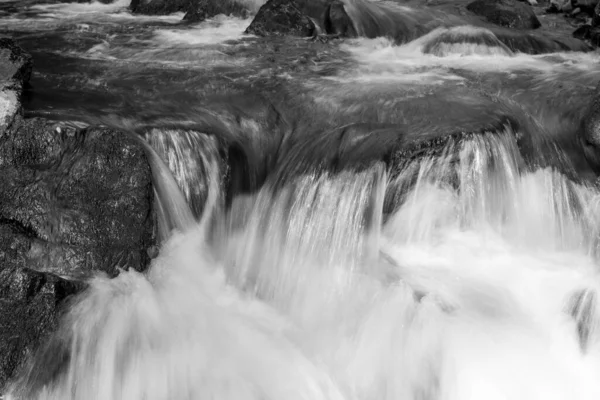 Długa Ekspozycja Wodospadu Rzece East Lyn Przepływającego Przez Lasy Watersmeet — Zdjęcie stockowe