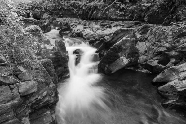 Lange Blootstelling Aan Een Waterval East Lyn Rivier Die Door — Stockfoto