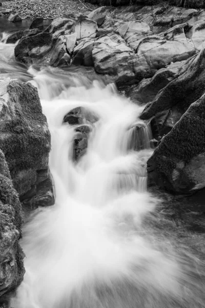 Lång Exponering Ett Vattenfall East Lyn Floden Rinner Genom Skogen — Stockfoto