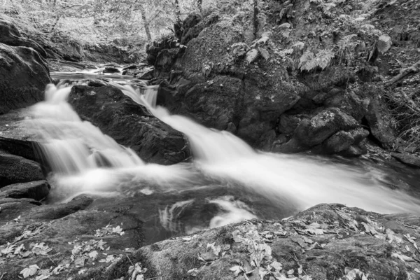 Lång Exponering Ett Vattenfall East Lyn Floden Rinner Genom Skogen — Stockfoto