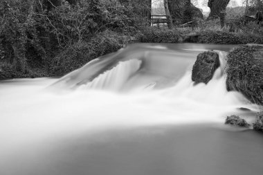Somerset, Dunster 'daki Avill nehrinde uzun süre bir şelale görüldü.