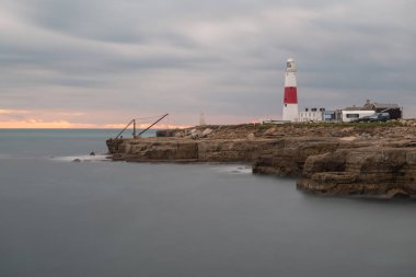 Portland Bill deniz feneri Dorset 'te, alacakaranlıkta.