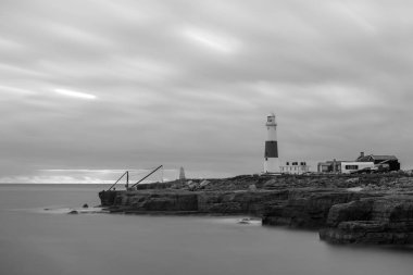 Portland Bill deniz fenerinin Dorset 'teki siyah beyaz fotoğrafı.