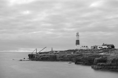 Portland Bill deniz fenerinin Dorset 'teki siyah beyaz fotoğrafı.