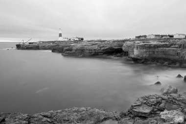 Portland Bill deniz fenerinin Dorset 'teki siyah beyaz fotoğrafı.
