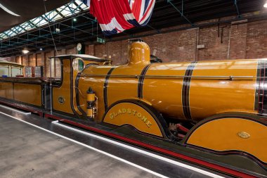 York. Yorkshire. Birleşik Krallık. 13 Şubat 2022 B1 sınıfı Gladstone buhar treni York 'taki Ulusal Demiryolu Müzesi' nde sergileniyor.