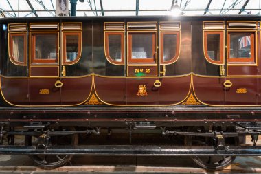 York. Yorkshire. Birleşik Krallık. 13 Şubat 2022. York 'taki Ulusal Demiryolu Müzesi' nde antika bir tren vagonu sergileniyor.