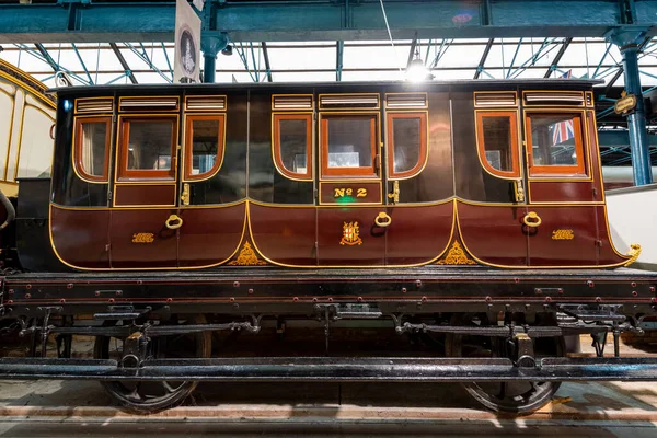 York. Yorkshire. Birleşik Krallık. 13 Şubat 2022. York 'taki Ulusal Demiryolu Müzesi' nde antika bir tren vagonu sergileniyor.