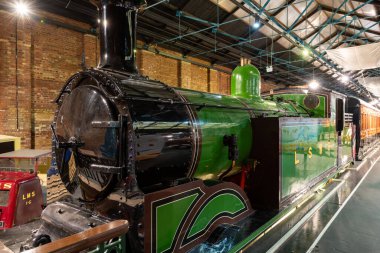 York. Yorkshire. Birleşik Krallık. 13 Şubat 2022 Londra ve güneybatı demiryolu M7 sınıfı buhar treni York 'taki Ulusal Demiryolu Müzesi' nde sergileniyor.