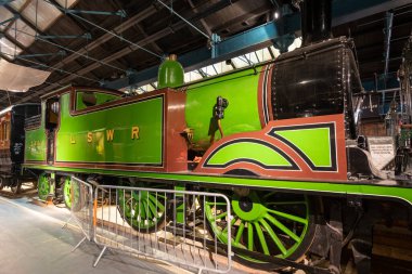 York. Yorkshire. Birleşik Krallık. 13 Şubat 2022 Londra ve güneybatı demiryolu M7 sınıfı buhar treni York 'taki Ulusal Demiryolu Müzesi' nde sergileniyor.