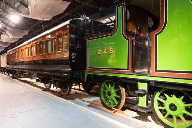 York. Yorkshire. Birleşik Krallık. 13 Şubat 2022 Londra ve güneybatı demiryolu M7 sınıfı buhar treni York 'taki Ulusal Demiryolu Müzesi' nde sergileniyor.