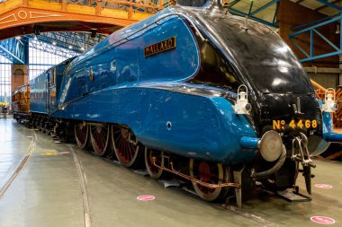 Yorkshire. Birleşik Krallık. 13 Şubat 2022. Mallard buharlı lokomotifi Yorkshire 'daki Ulusal Demiryolu Müzesi' nde sergileniyor.