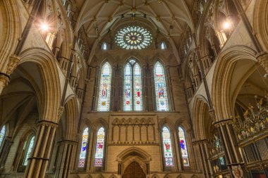 York. Yorkshire. Birleşik Krallık. 14 Şubat 2022. York Minster Katedrali 'nin içindeki Güney Transept' in gül penceresinin görüntüsü.