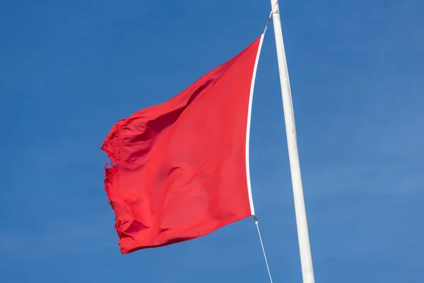 Nahaufnahme Einer Roten Fahne Die Wind Weht — Stockfoto