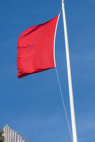 Primer Plano Una Bandera Roja Que Sopla Viento —  Fotos de Stock