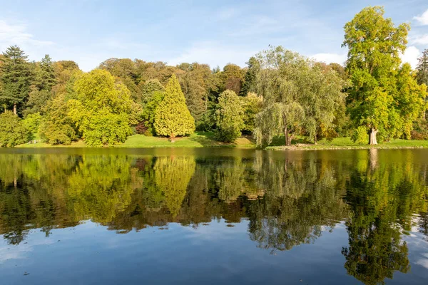 Vista Das Cores Outono Redor Lago Nos Jardins Stourhead Wiltshire — Fotografia de Stock