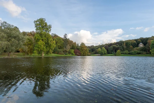 Vista Das Cores Outono Redor Lago Nos Jardins Stourhead Wiltshire — Fotografia de Stock