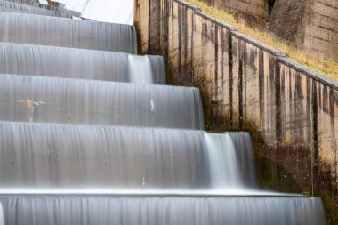 Somerset 'teki Wimbleball barajının üzerinden akan şelalelerin uzun pozu