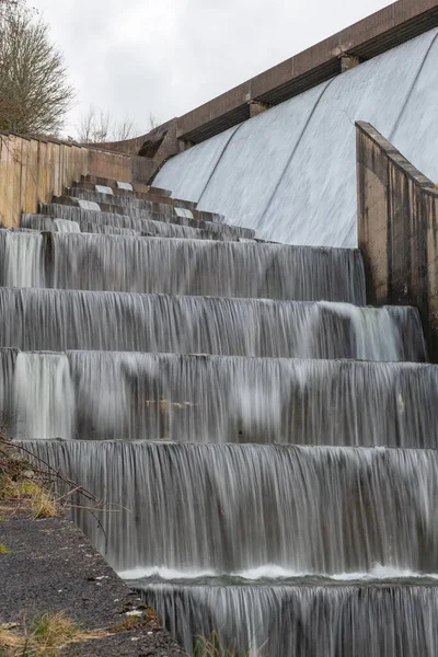 Lång Exponering Vattenfall Som Rinner Över Wimbleball Dammen Somerset — Stockfoto