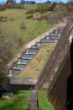 Somerset 'teki Wimbleball barajının üzerinden akan şelalelerin uzun pozu