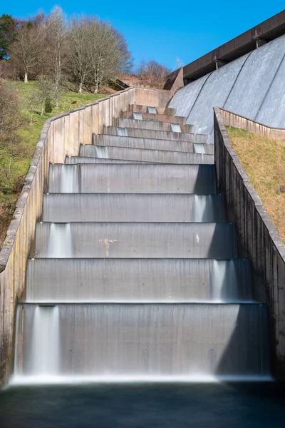 Longa Exposição Das Cachoeiras Que Fluem Sobre Barragem Wimbleball Somerset — Fotografia de Stock