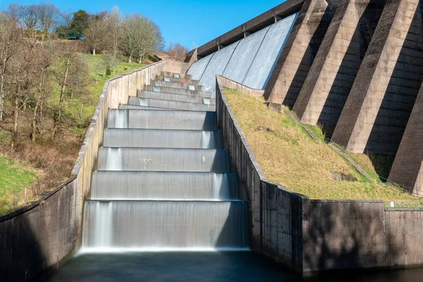 Longa Exposição Das Cachoeiras Que Fluem Sobre Barragem Wimbleball Somerset — Fotografia de Stock