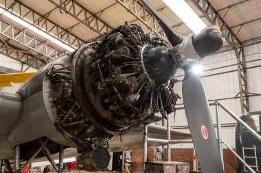 Yorkshire. Birleşik Krallık. 16 Şubat 2022. Yorkshire Hava Müzesi 'nde sergilenen Douglas Dakota 4 nakliye uçağının pervanesini kapatın.