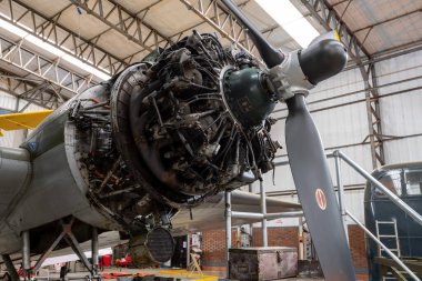 Yorkshire. Birleşik Krallık. 16 Şubat 2022. Yorkshire Hava Müzesi 'nde sergilenen Douglas Dakota 4 nakliye uçağının pervanesini kapatın.