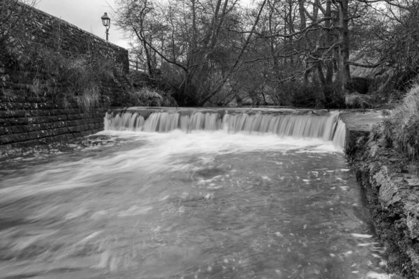 Lange Blootstelling Van Wtarfall Eller Beck Rivier Stroomt Langs Goathland — Stockfoto