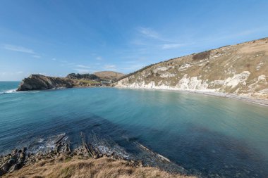 Dorset 'teki Jurassic Sahili' ndeki Lulworth Koyu 'nun manzara fotoğrafı.