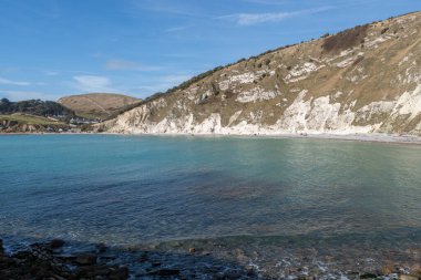 Dorset 'teki Jurassic Sahili' ndeki Lulworth Koyu 'nun manzara fotoğrafı.