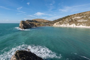 Dorset 'teki Jurassic Sahili' ndeki Lulworth Koyu 'nun manzara fotoğrafı.