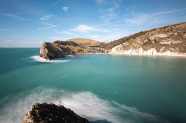 Dorset 'teki Jurassic Sahili' nde Lulworth Koyu 'nun uzun pozu