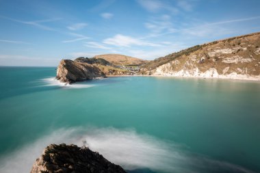 Dorset 'teki Jurassic Sahili' nde Lulworth Koyu 'nun uzun pozu