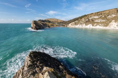 Dorset 'teki Jurassic Sahili' ndeki Lulworth Koyu 'nun manzara fotoğrafı.