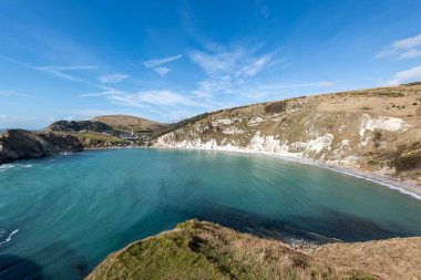 Dorset 'teki Jurassic Sahili' ndeki Lulworth Koyu 'nun manzara fotoğrafı.