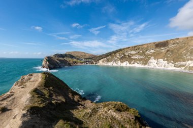 Dorset 'teki Jurassic Sahili' ndeki Lulworth Koyu 'nun manzara fotoğrafı.