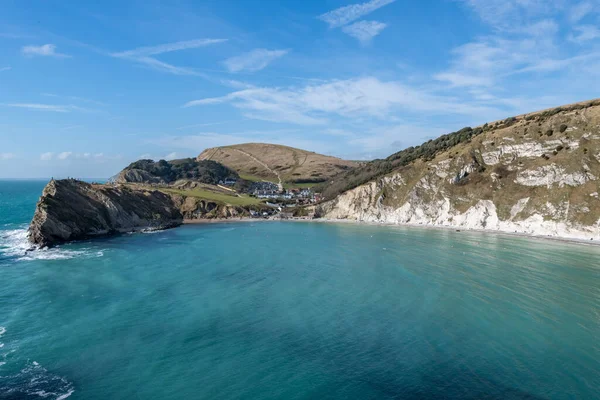 Dorset 'teki Jurassic Sahili' ndeki Lulworth Koyu 'nun manzara fotoğrafı.