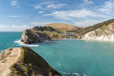 Dorset 'teki Jurassic Sahili' ndeki Lulworth Koyu 'nun manzara fotoğrafı.