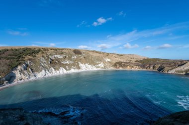 Dorset 'teki Jurassic Sahili' ndeki Lulworth Koyu 'nun manzara fotoğrafı.