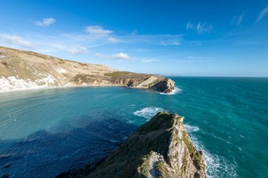Dorset 'teki Jurassic Sahili' ndeki Lulworth Koyu 'nun manzara fotoğrafı.
