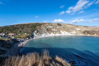 Dorset 'teki Jurassic Sahili' ndeki Lulworth Koyu 'nun manzara fotoğrafı.